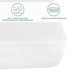 Ochronne prześcieradło z gumką 140x200 w kolorze białym, rozłożone na materacu. Widoczne logo oraz napisy informacyjne o właściwościach ochronnych przed wilgocią i zabrudzeniami. Ujęcie z góry, na gładkim tle.
