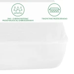 Ochronne prześcieradło z gumką 90x200 w kolorze białym, leżące na materacu. Widoczny jest detal gumki zabezpieczającej. Prześcieradło chroni materac przed wilgocią i zabrudzeniami. Na materiale znajdują się czytelne napisy z informacjami o funkcjach.