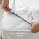 Ochronne prześcieradło z gumką w kolorze białym, rozłożone na materacu. Widoczne gumki na krawędziach, które umożliwiają dopasowanie do materaca o wysokości do 25 cm. Ręka trzymająca brzeg prześcieradła, na tle neutralnym.