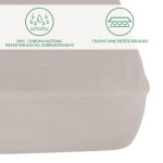 Ochronne prześcieradło z gumką w kolorze popielatym, rozmiar 70x140 cm, leżące na powierzchni. Widoczne symbole dotyczące ochrony materaca przed wilgocią i zabrudzeniami, ułożenie w prostokątnym kształcie, gładka faktura materiału.
