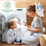 Ochronne prześcieradło z gumką 180x200 SG w kolorze różowym, leżące na białej tkaninie. Widoczne jest jego delikatne wykończenie oraz gumka, która zabezpiecza prześcieradło na materacu. W tle pralka i przybory do prania na drewnianej ścianie.