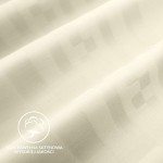 Pościel satyna bawełniana w kolorze ecru, z delikatnym geometrycznym wzorem w odcieniach jasnego beżu. Materiał wysokiej jakości, gładki i lekko błyszczący. Widok zbliżony na tkaninę, z wyraźnym logo 100% bawełna satynowa wysokiej jakości.