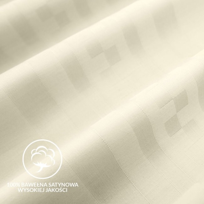 Pościel satyna bawełniana w kolorze ecru, z delikatnym geometrycznym wzorem w odcieniach jasnego beżu. Materiał wysokiej jakości, gładki i lekko błyszczący. Widok zbliżony na tkaninę, z wyraźnym logo 100% bawełna satynowa wysokiej jakości.