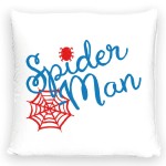 Poszewka dziecięca 40x40 z motywem Spidermana w kolorze białym, z niebieskim napisem Spider Man oraz czerwoną pajęczyną i pająkiem. Zbliżenie na detal wzoru na froncie, miękki materiał velvet, leżąca na białym tle.