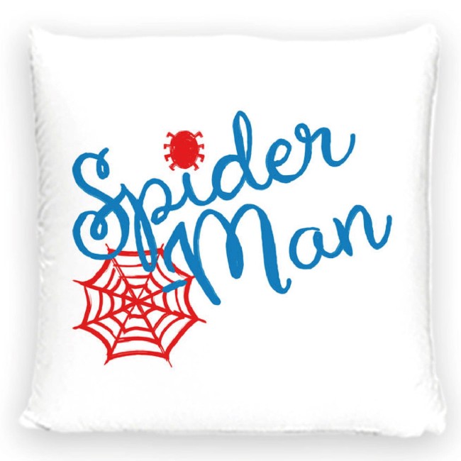 Poszewka dziecięca 40x40 z motywem Spidermana w kolorze białym, z niebieskim napisem Spider Man oraz czerwoną pajęczyną i pająkiem. Zbliżenie na detal wzoru na froncie, miękki materiał velvet, leżąca na białym tle.