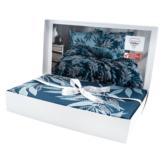 Pościel satyna bawełniana 220x200 w kolorze niebieskim z delikatnym liściastym wzorem, widoczna w estetycznym opakowaniu z przezroczystym wiekiem. Produkt leży na płaskiej powierzchni, z białą wstążką zdobiącą opakowanie.