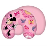 Poduszka podróżna dziecięca na szyję w kształcie rogala, w kolorze różowym. Wzór z postacią Myszki Minnie oraz kolorowymi motylami. Ujęcie frontalne, poduszka leżąca na płaskiej powierzchni. Wymiary 28x35 cm.