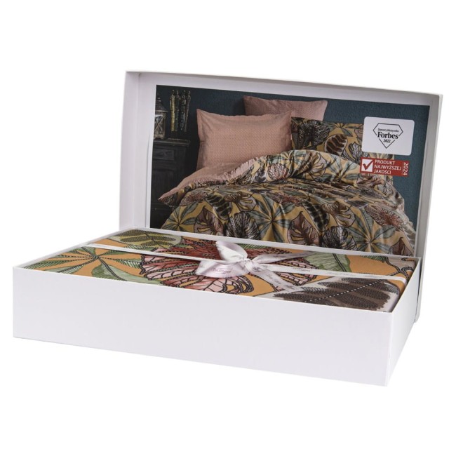 Pościel satyna bawełniana 160x200 Luxury Premium Greta Terra w brązowo-zielone liście, zapakowana w eleganckie pudełko. Widoczne tekstury materiału oraz detal wzoru liści, z boku zawiązana wstążką. Tło aranżacyjne z poduszkami na łóżku.