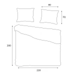 Pościel satyna bawełniana 220x200 Luxury Premium Greta Terra w brązowo-zielone liście, rozłożona na łóżku. Zestaw składa się z jednej kołdry i dwóch poduszek. Poduszki o wymiarach 80x70, kołdra 220x200, z delikatnym wzorem liści.