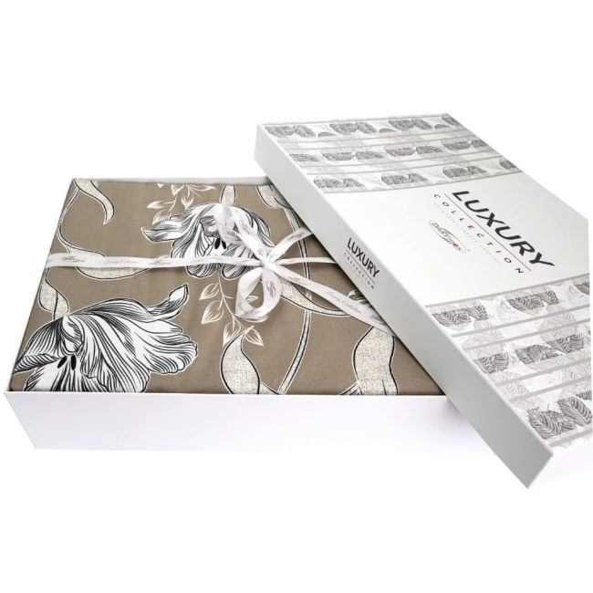 Pościel satyna bawełniana 220x200 Luxury Premium Vitale w kolorze brązowym z kwiatowym wzorem, zapakowana w eleganckie pudełko z białą okładką i wstążką. Widok z góry, gładka faktura materiału, pudełko zamknięte. Idealna jako zestaw prezentowy.
