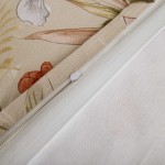 Pościel bawełniana 160x200 Cottonlove Exclusive Sidelya w odcieniach beżu z kolorowym kwiatowym wzorem. Widoczny zamek błyskawiczny na poszwie i tekstura materiału. Elementy pościeli ułożone na gładkim, jasnym tle.