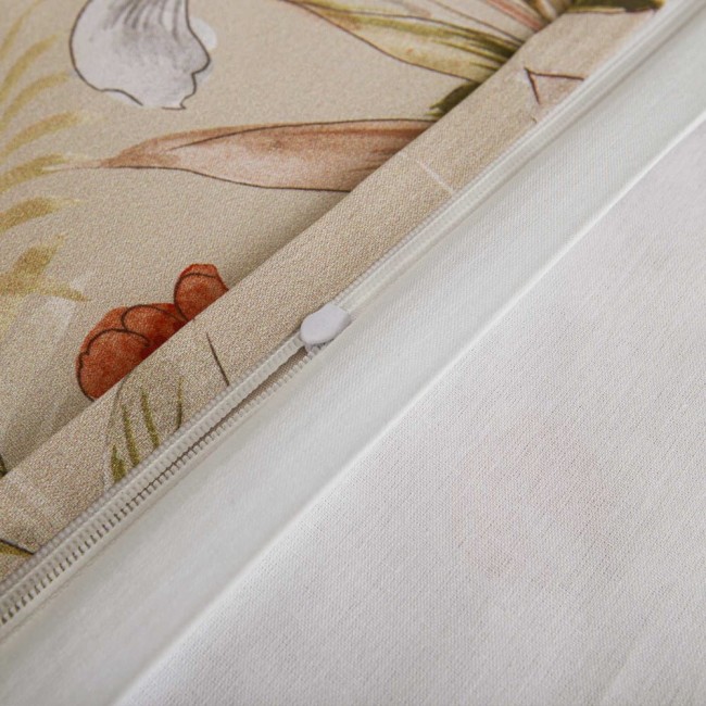 Pościel bawełniana 160x200 Cottonlove Exclusive Sidelya w odcieniach beżu z kolorowym kwiatowym wzorem. Widoczny zamek błyskawiczny na poszwie i tekstura materiału. Elementy pościeli ułożone na gładkim, jasnym tle.