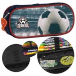 Piórnik jednokomorowy w kształcie cylindrycznym, w kolorze niebieskim z graficznym wzorem piłki nożnej i napisem FOOTBALL. Produkt leży na jednolitym tle, z widocznymi kolorowymi przyborami do pisania w środku. Zamek błyskawiczny ułatwia dostęp.