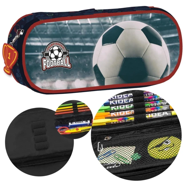 Piórnik jednokomorowy w kształcie cylindrycznym, w kolorze niebieskim z graficznym wzorem piłki nożnej i napisem FOOTBALL. Produkt leży na jednolitym tle, z widocznymi kolorowymi przyborami do pisania w środku. Zamek błyskawiczny ułatwia dostęp.