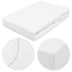 Prześcieradło jersey z gumką 160x200 w kolorze białym, leżące na białym tle. Zbliżenie na detal z rąbkiem gumki oraz fakturą materiału, który jest miękki i elastyczny.
