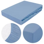 Prześcieradło jersey z gumką 90x200 w kolorze błękitnym, leżące na białym tle. Detal zbliżenia na gumkę i teksturę materiału. Widoczne, gładkie krawędzie oraz elastyczny brzeg. Prześcieradło ma prosty kształt, idealne do stosowania na materac.