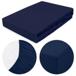 Prześcieradło jersey z gumką w kolorze ciemnego granatu o wymiarach 120x200 cm, leżące na białym tle. W zbliżeniu widoczna jest tekstura dzianiny oraz gumka, zapewniająca stabilność.