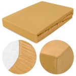 Prześcieradło jersey z gumką w kolorze musztardowym, rozmiar 90x200, leżące na białym tle. Zbliżenie na detal gumki i fakturę materiału.