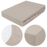 Prześcieradło jersey z gumką 90x200 w kolorze kakao, leżące na białym tle. Widoczny detal gumki, zapewniający stabilne dopasowanie. Zbliżenia na teksturę materiału i kształt rogów. Brak widocznych napisów lub logo.