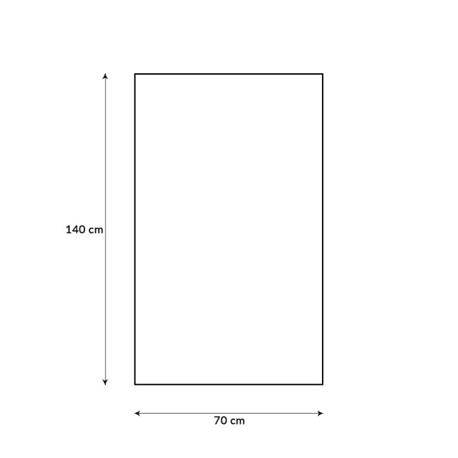 Ręcznik dziecięcy bawełniany w rozmiarze 70x140 cm, z motywem piłki nożnej. Prezentowany w pozycji leżącej na jednolitym tle. Wysokiej jakości materiał zapewnia miękkość i chłonność, z wyraźnym wzorem piłki na tle.