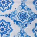 Ścierka kuchenna w kolorze oceanicznym z białym tłem, ozdobiona niebieskimi, złożonymi wzorami i ornamentami. Zbliżenie na detal wzoru, prezentuje elegancki, teksturowany materiał. Idealna do codziennego użytku w kuchni. Wymiary 38x60 cm.