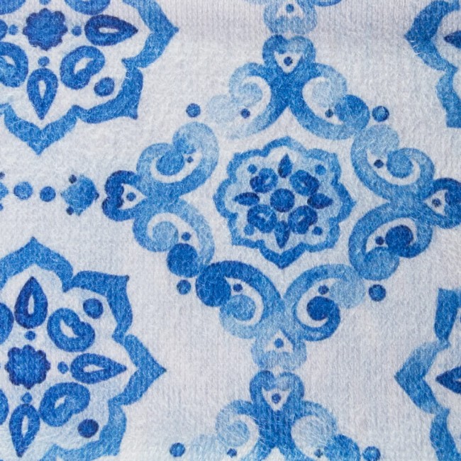 Ścierka kuchenna w kolorze oceanicznym z białym tłem, ozdobiona niebieskimi, złożonymi wzorami i ornamentami. Zbliżenie na detal wzoru, prezentuje elegancki, teksturowany materiał. Idealna do codziennego użytku w kuchni. Wymiary 38x60 cm.