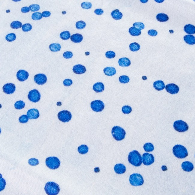 Ścierka kuchenna Ocean Blue w białym kolorze z niebieskimi plamkami w różnych odcieniach. Ułożona w poziomie, z teksturą materiału wyczuwalną w detalu. Wymiary 38x60 cm, idealna do użytku w kuchni.