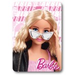 Kocyk dziecięcy polarowy 100x140 w kolorze różowym, z motywem Barbie. Produkt leży na białym tle, wykonany z miękkiego materiału polarowego, przyjemnego w dotyku. Wymiary są widoczne, wzór wzbogacony elementami graficznymi związanymi z postacią.