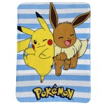 Polarowy kocyk dziecięcy 100x140 cm z motywem Pokémon, przedstawiający Pikachu i Eeevee na tle błękitnych pasów. Produkt leży na płaskiej powierzchni, z wyraźnym nadrukiem logo Pokémon u dołu.