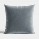 Poszewka welwetowa 40x40, niebieska, o miękkiej fakturze. Produkt leży na jednolitym, jasnym tle. Kształt kwadratowy, bez dodatkowych dekoracji lub napisów. Brak widocznych akcesoriów.