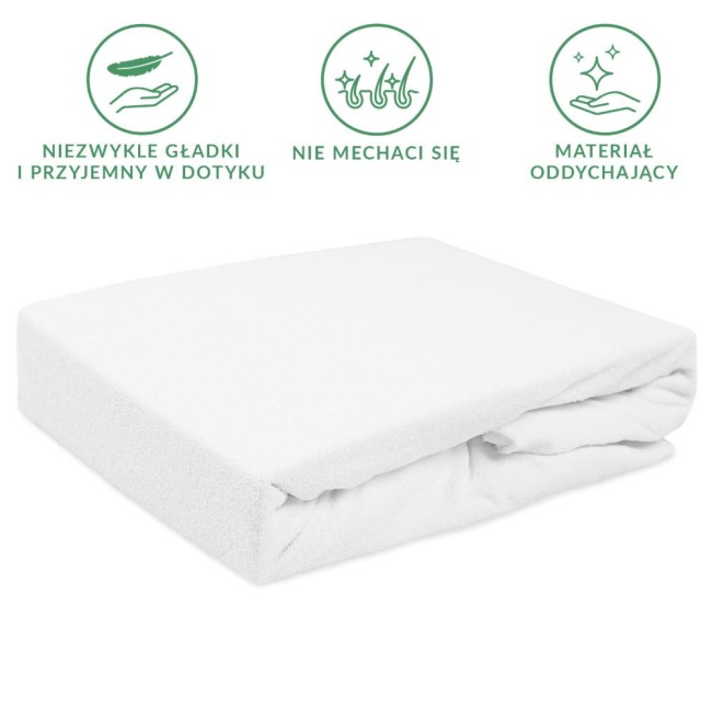 Prześcieradło frotte z gumką w kolorze białym, rozmiar 120x200 cm, złożone. Wykonane z materiału oddychającego, o gładkiej fakturze, bez wzorów. Na zdjęciu widoczna strona prześcieradła z wyraźnym brzegiem gumki. Tło jednolite.