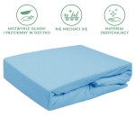 Prześcieradło frotte z gumką 120x200 w kolorze błękitnym. Produkt leży, pokazując gładką, teksturowaną powierzchnię. Gumka zapewnia elastyczne dopasowanie. Tło jednolite, co podkreśla jego kolorystykę oraz materiał oddychający.