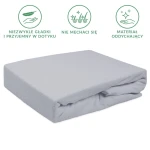 Prześcieradło frotte z gumką 120x200 w kolorze popielatym, leżące poziomo na jednolitym tle. Materiał jest gładki, o delikatnej teksturze, z wyraźnie widoczną gumką wokół brzegów. Brak widocznych napisów czy zdobień.