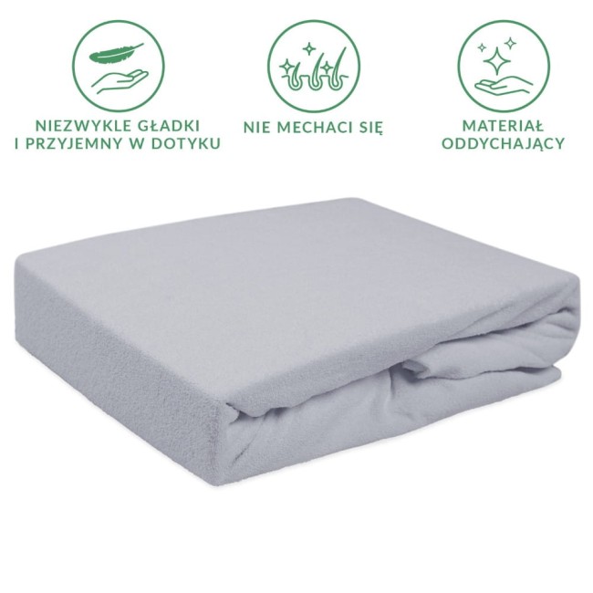 Prześcieradło frotte z gumką 140x200 w kolorze popielatym, leżące w pozycji złożonej. Materiał teksturowany, elastyczny. Widoczna gumka utrzymująca je na materacu. Tło białe, co podkreśla kolor i fakturę produktu.