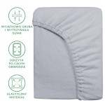 Prześcieradło frotte z gumką 180x200 w kolorze popielatym, leżące na płaskiej powierzchni. Produkt z elastycznego materiału, obszyty po całym obwodzie, z widoczną, mocną gumą. Tekstura miękka i przyjemna w dotyku. Idealne dla osób szukających komfortu.