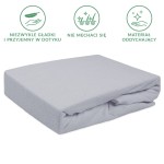 Prześcieradło frotte z gumką w kolorze popielatym, o wymiarach 180x200 cm. Złożone, leżące na jednolitym tle, wykonane z materiału oddychającego i gładkiego w dotyku. Brak widocznych napisów czy logo.