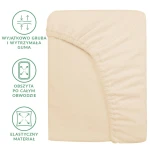 Prześcieradło frotte z gumką 120x200 w jasnym beżu, leżące na białym tle. Widoczna guma obwodowa, elastyczny materiał oraz miękka faktura tkaniny. Brak widocznych napisów i logo.