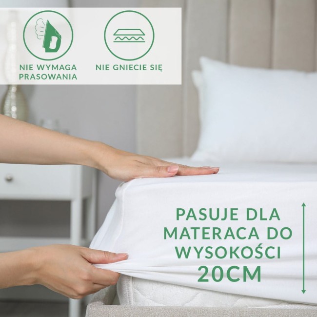 Prześcieradło frotte z gumką w kolorze jasnego beżu, rozmiar 200x220 cm. Widoczne jest, jak zakładane jest na materac, z napisem informującym o dopasowaniu do wysokości 20 cm. Materiał nie wymaga prasowania i nie gniecie się.