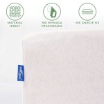 Prześcieradło jersey z gumką w kolorze białym, rozmiar 140x200 cm. Widoczny fragment krawędzi z wyraźnym logo DARYMEX. Materiał nie gniecie się i nie wymaga prasowania. Czyste tło podkreśla detale tkaniny.