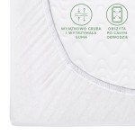 Prześcieradło jersey z gumką 180x200 w kolorze białym, widok z góry. Obszity brzeg z trwałą gumą wokół krawędzi, wyraźnie widoczne napisy na materiale: wyjątkowo gruba i wytrzymała guma oraz obszyta po całym obwodzie. Gładka faktura.
