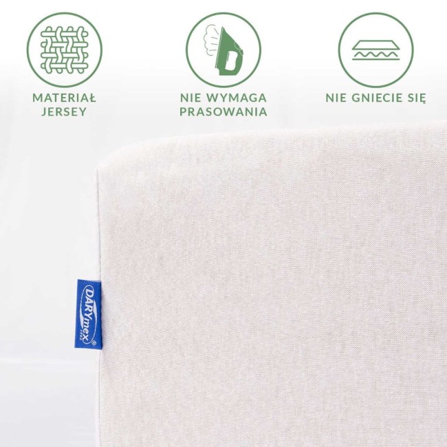 Prześcieradło jersey z gumką 200x220 w kolorze białym, z widocznym detalem materiału, leżące na jasnym tle. Z boku umieszczona metka z logiem DARYNEX. Produkt nie wymaga prasowania i nie gniecie się, dzięki czemu zapewnia wygodę w użytkowaniu.
