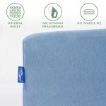 Prześcieradło jersey z gumką w kolorze błękitnym, rozmiar 200x220 cm. Widok z boku na fakturę materiału, oznaczone logo na etykiecie. Produkt nie wymaga prasowania i nie gniecie się. Proste, białe tło.