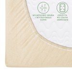 Prześcieradło jersey z gumką w jasnym beżu, rozłożone na białym tle. Widoczna guma wytrzymała obszyta po całym obwodzie. Zbliżenie na materiał z delikatną fakturą, podkreślającą jego grubość.