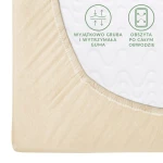 Prześcieradło jersey z gumką w kolorze jasnego beżu, rozmiar 90x200. Zbliżenie na krawędź, ukazujące elastyczną, grubą gumę obszytą po całym obwodzie, zapewniającą lepsze dopasowanie. Tło białe, co podkreśla kolor i fakturę materiału.