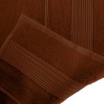 Ręcznik bambusowy 70x140 w kolorze czekoladowym, leżący na płaskiej powierzchni. Widoczne detale to gładka faktura oraz wykończenie z lekkim prążkiem na brzegach. Tło proste, podkreślające ciemny odcień materiału.