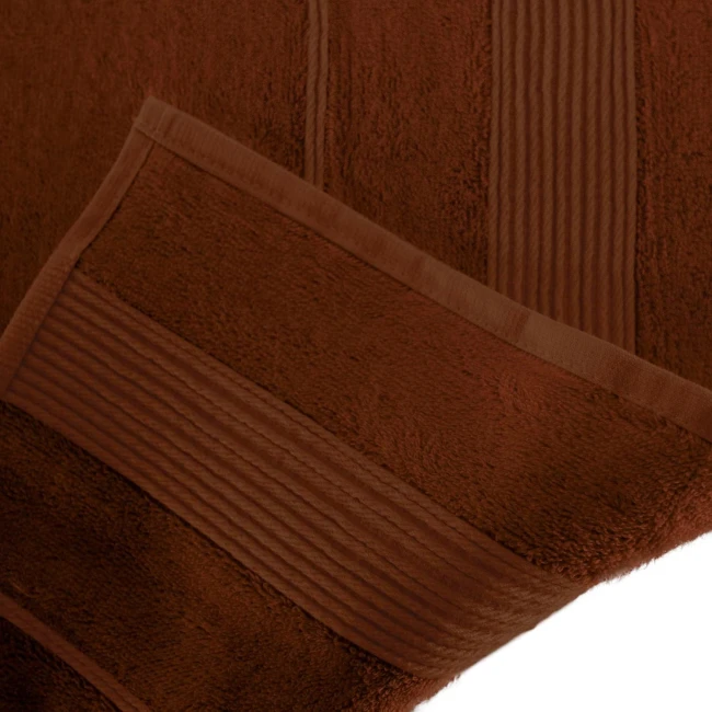 Ręcznik bambusowy 50x90 cm w kolorze czekolady. Tekstylia o gładkiej fakturze, z delikatnymi prążkami na krawędzi. Wysokiej jakości materiał, idealny do łazienki. Stojący w pozycji poziomej, z widocznymi detalami wykończenia.