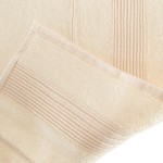 Ręcznik bambusowy 50x90 w kolorze kremowym, leżący na gładkiej powierzchni. Widoczne detale to teksturowana, miła w dotyku powierzchnia oraz zakończenie z eleganckim wykończeniem. Idealny do łazienki lub na plażę.