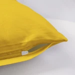 Poszewka satynowa 50x80 w intensywnym żółtym kolorze, z zamkiem błyskawicznym na jednym z boków. Gładka faktura materiału, idealna do dekoracji poduszki w sypialni lub salonie. Tło białe, podkreślające kolor poszewki.