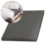 Prześcieradło satynowe bez gumki 200x220 w kolorze szarym, leżące na łóżku. Widoczny matowy materiał, dobrze dopasowany do podłoża, z białymi poduszkami w tle. Stylowe, eleganckie wykończenie, idealne do sypialni.
