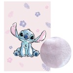 Kocyk dziecięcy coral 100x150 cm w pudrowym różu z motywem Lilo i Stitch. Na tle znajdują się kwiaty i liście, a w prawym dolnym rogu widoczna jest faktura materiału, który jest miękki i puszysty.